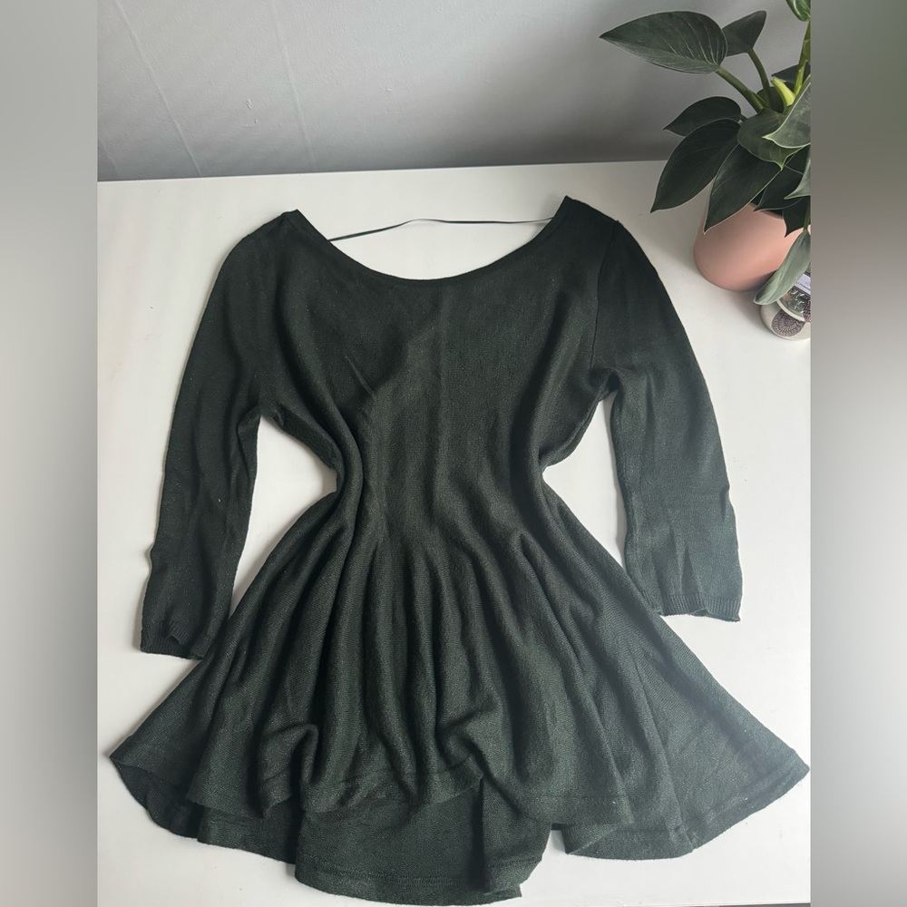 dark green with short folds at the waist. great condition, no stains no rip.